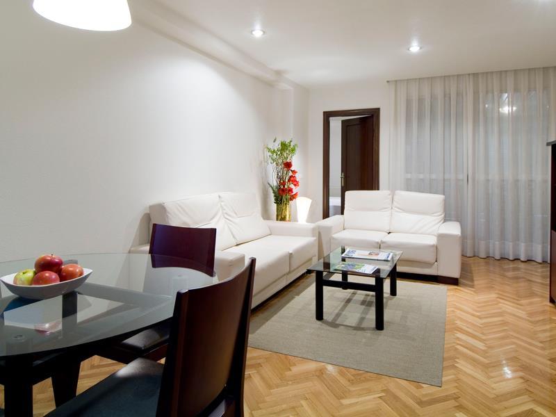 Apartamentos Mendebaldea Suites Pamplona Interno foto