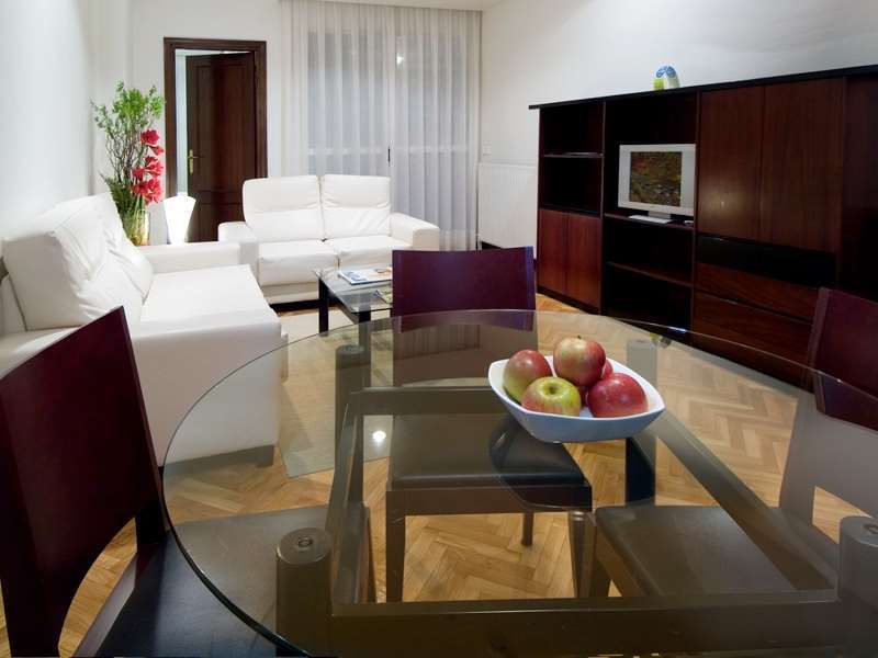 Apartamentos Mendebaldea Suites Pamplona Camera foto