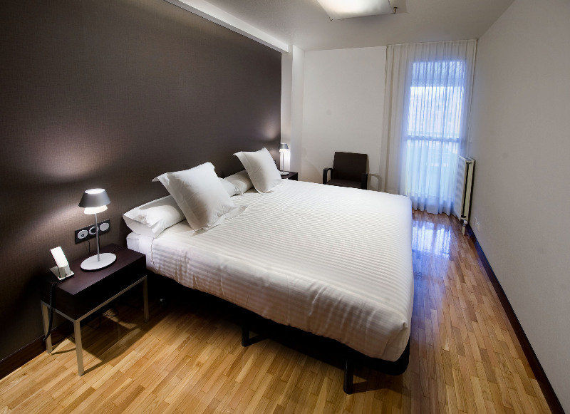Apartamentos Mendebaldea Suites Pamplona Esterno foto