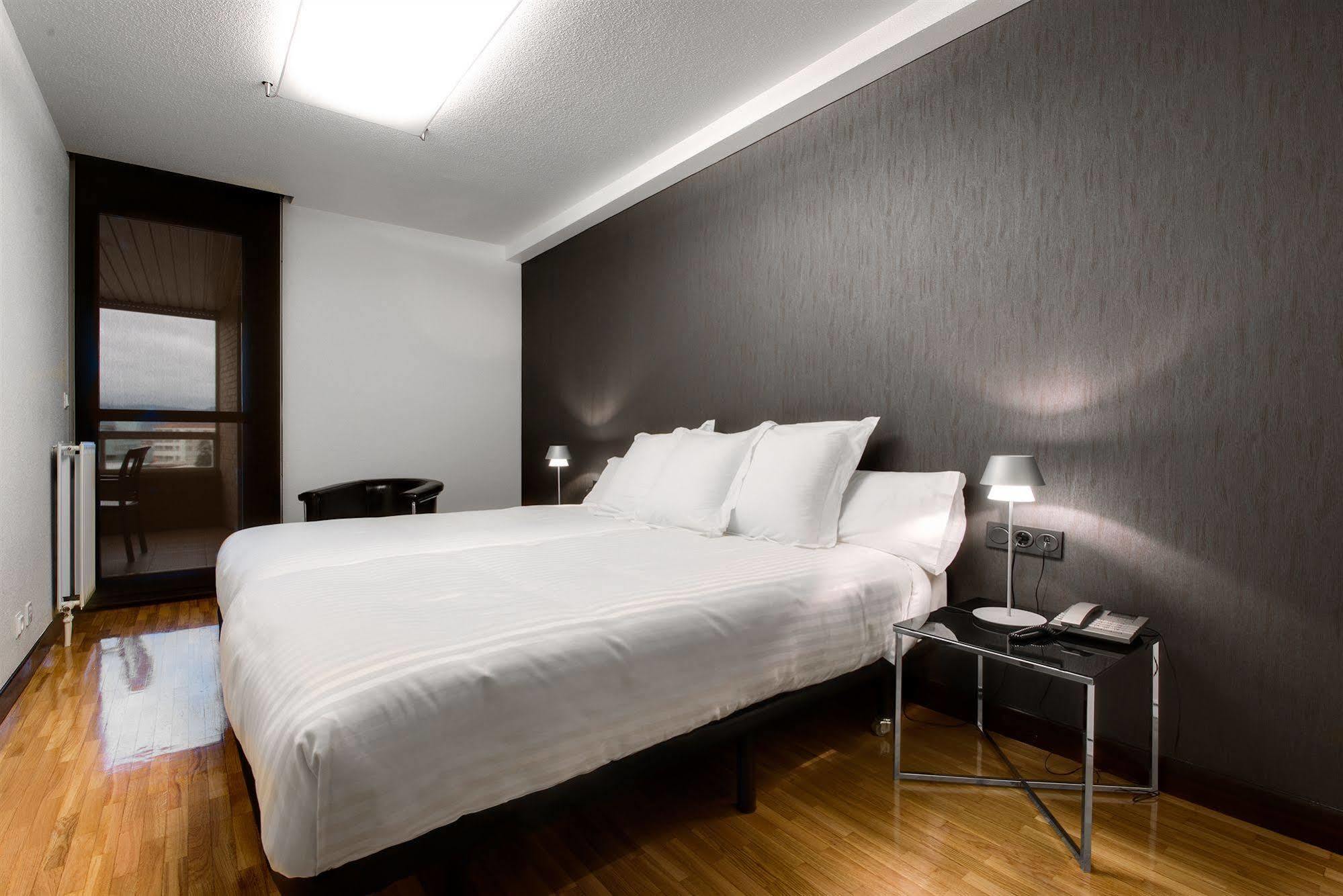 Apartamentos Mendebaldea Suites Pamplona Camera foto