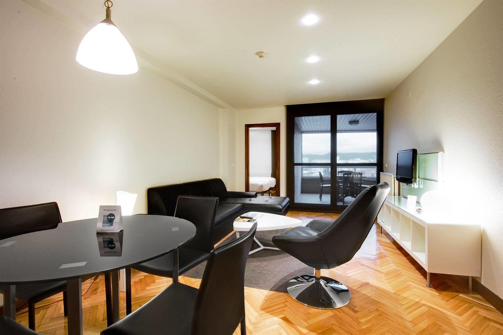 Apartamentos Mendebaldea Suites Pamplona Camera foto