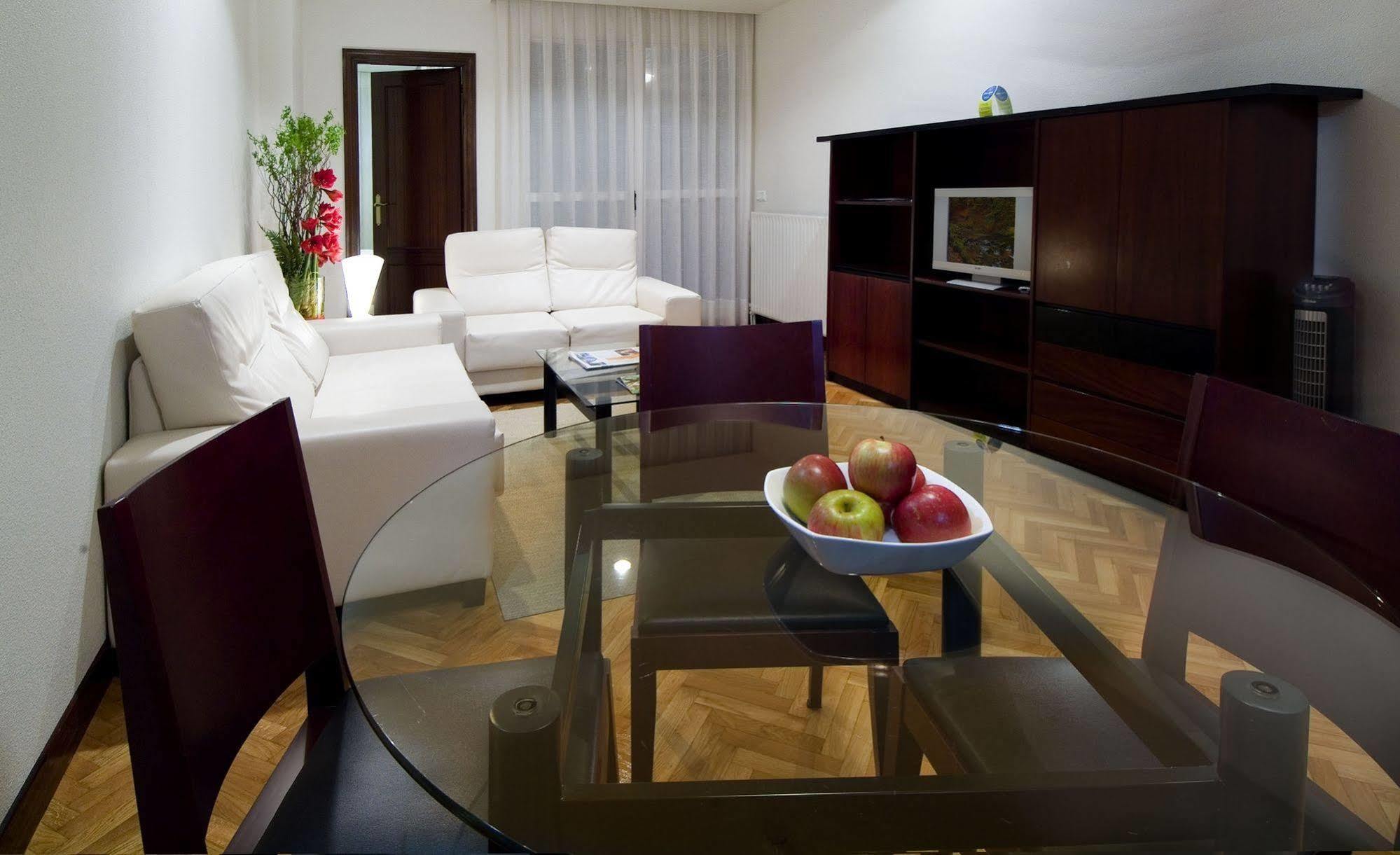 Apartamentos Mendebaldea Suites Pamplona Camera foto