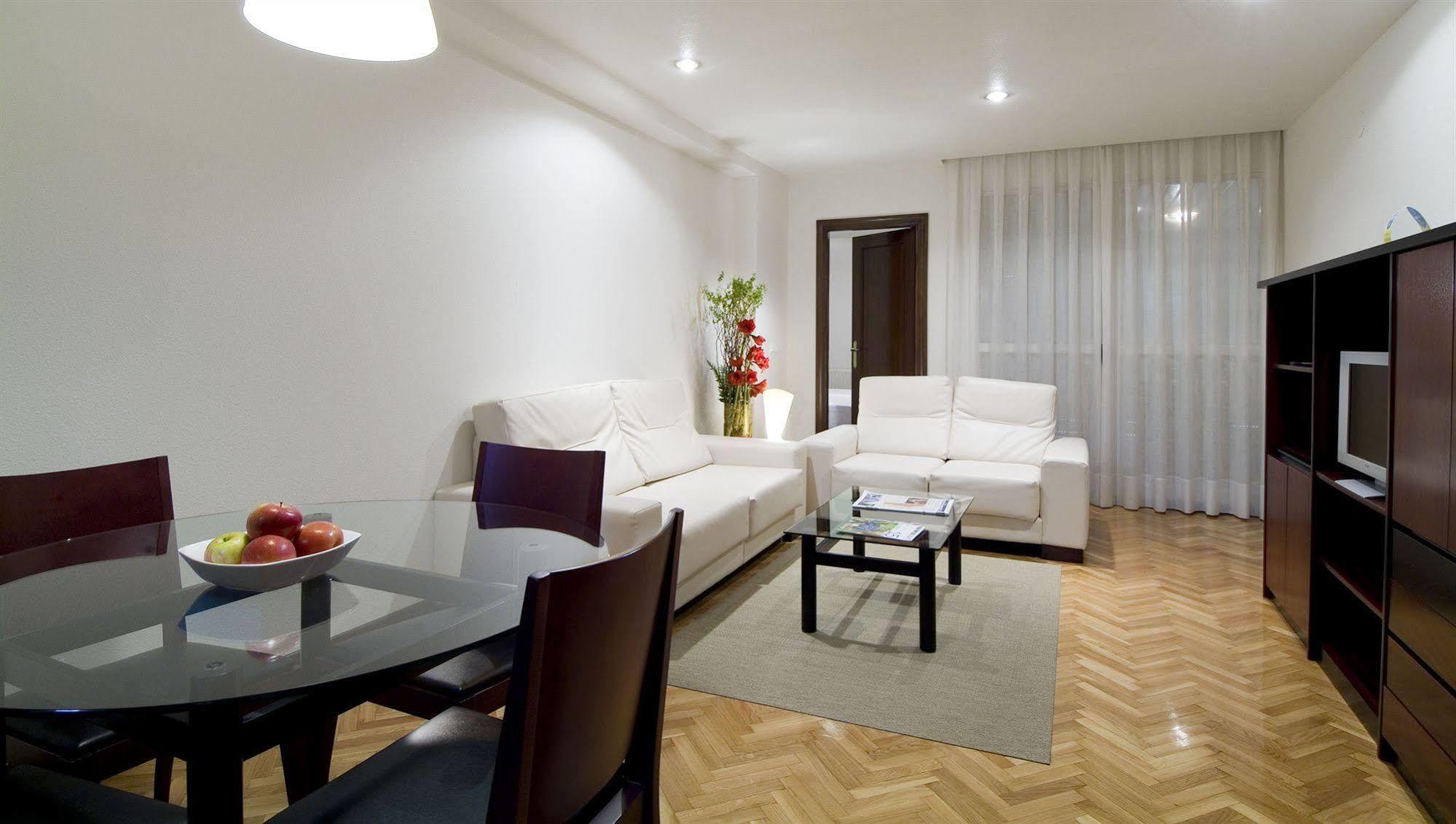 Apartamentos Mendebaldea Suites Pamplona Esterno foto