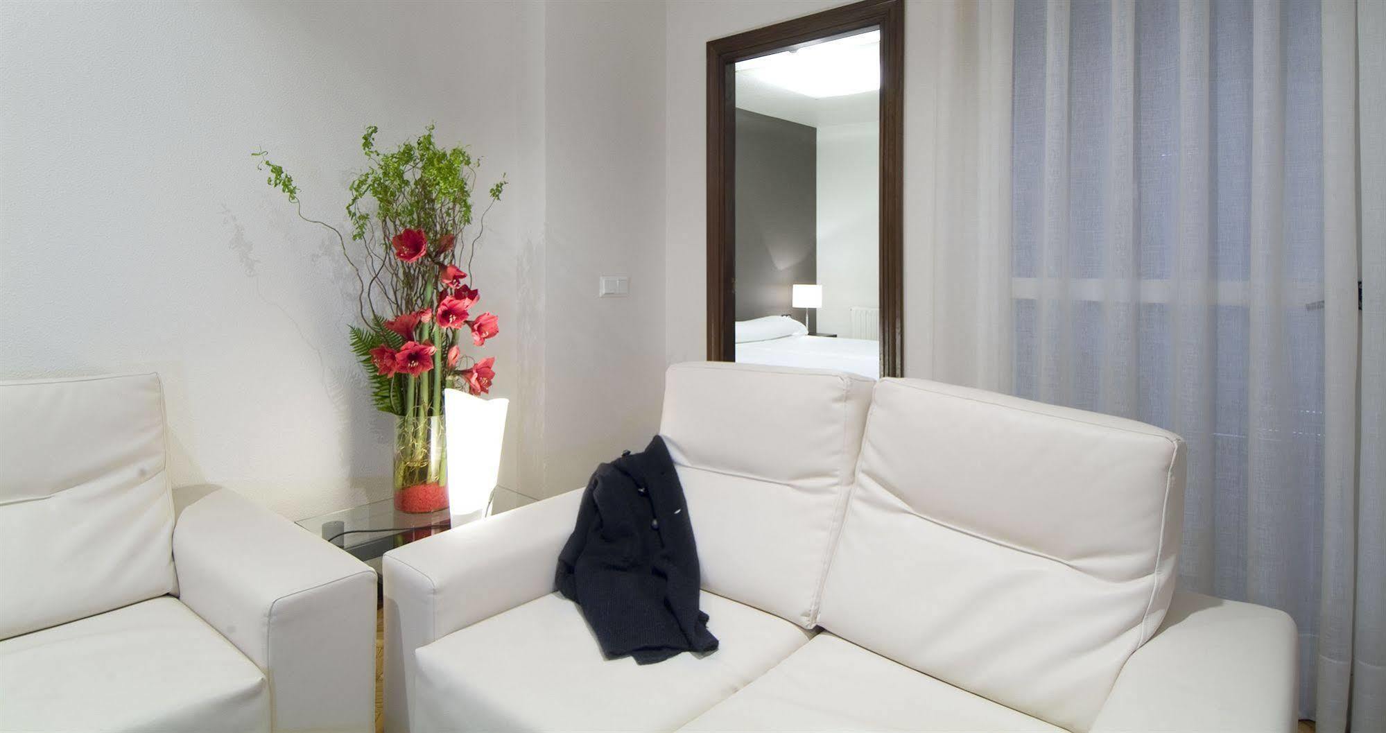 Apartamentos Mendebaldea Suites Pamplona Esterno foto