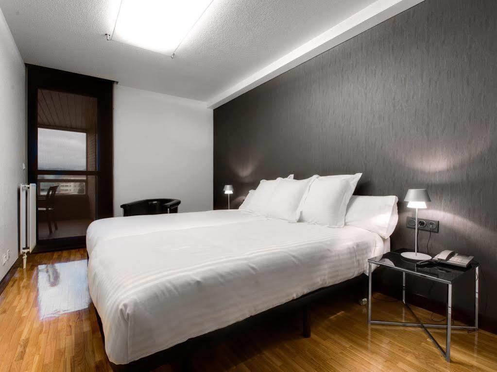 Apartamentos Mendebaldea Suites Pamplona Esterno foto