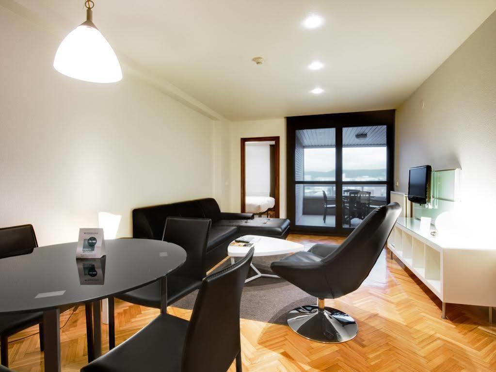 Apartamentos Mendebaldea Suites Pamplona Esterno foto