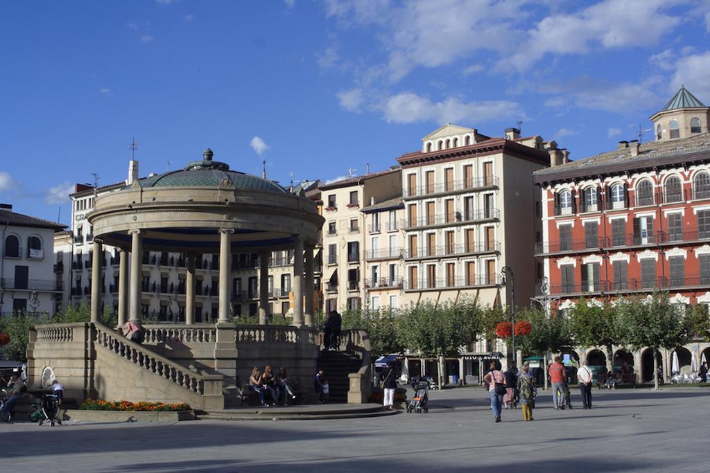 Apartamentos Mendebaldea Suites Pamplona Esterno foto