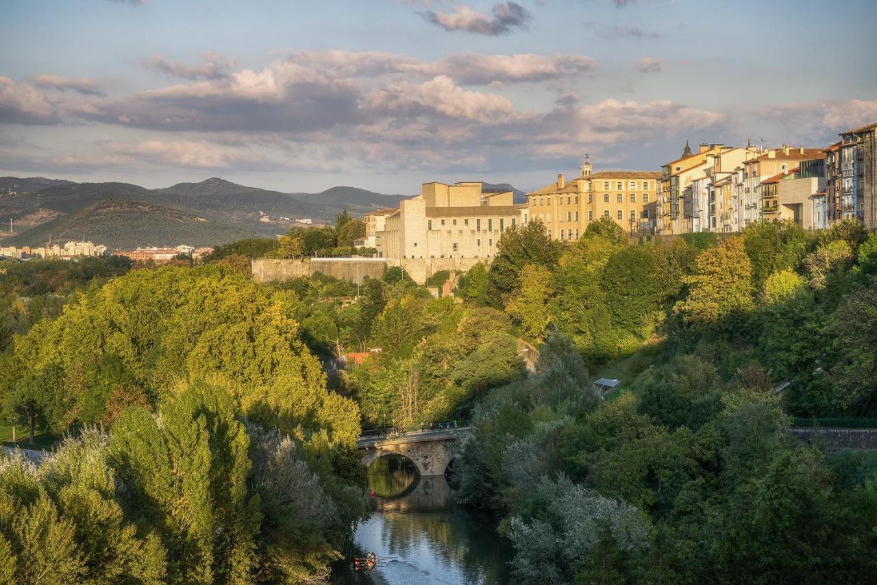 Apartamentos Mendebaldea Suites Pamplona Esterno foto
