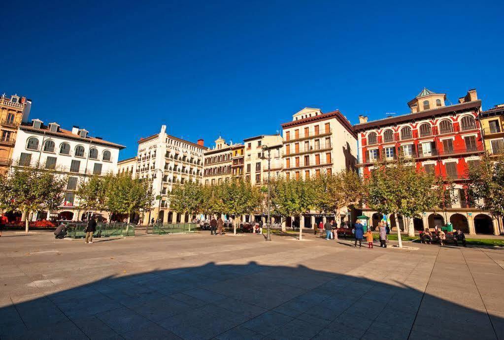 Apartamentos Mendebaldea Suites Pamplona Esterno foto